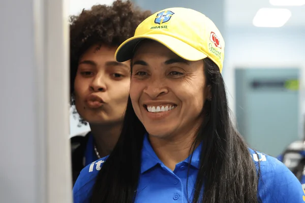 Marta chega em Fortaleza para amistoso da Seleção Brasileira Feminina