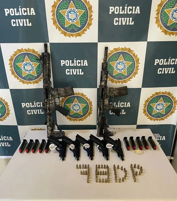 Polícia prende mulher com fuzis, pistolas e munições em ônibus no RJ
