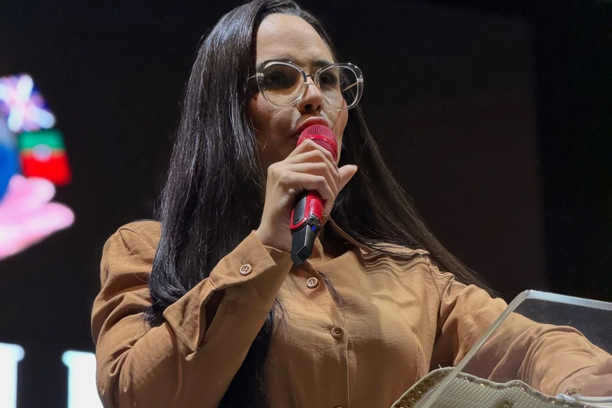 Perlla é clicada durante pregação Perlla é clicada durante pregação