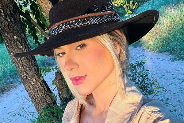 Virginia Fonseca posa durante safari na África - Metrópoles