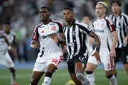 Flamengo conta com o apoio da torcida no Maracanã para buscar a vitória no clássico Flamengo conta com o apoio da torcida no Maracanã para buscar a vitória no clássico