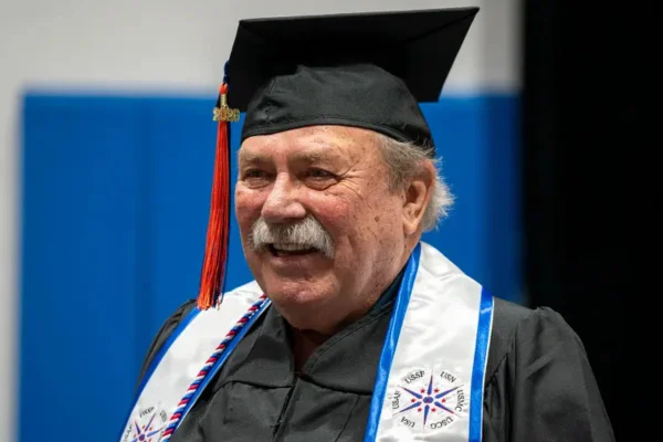 Após 60 anos, veterano do Vietnã conclui faculdade inspirado pelo neto