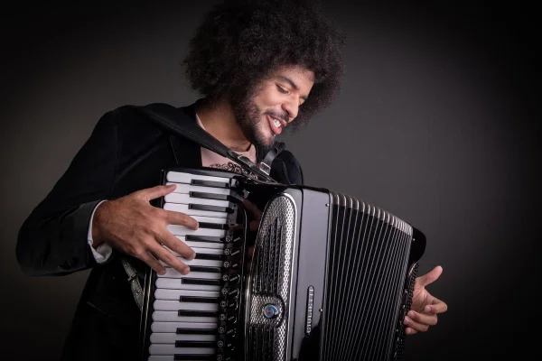 Foto colorida de Mestrinho no projeto Dominguinho - Metrópoles