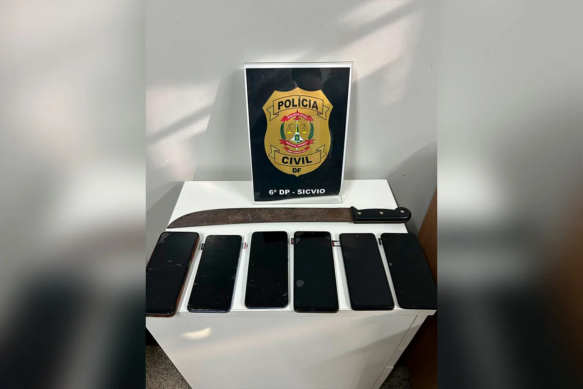 Junto com o suspeito foram apreendidos 6 celulares, um facão e o carro usado na fuga da cena do crime Junto com o suspeito foram apreendidos 6 celulares, um facão e o carro usado na fuga da cena do crime