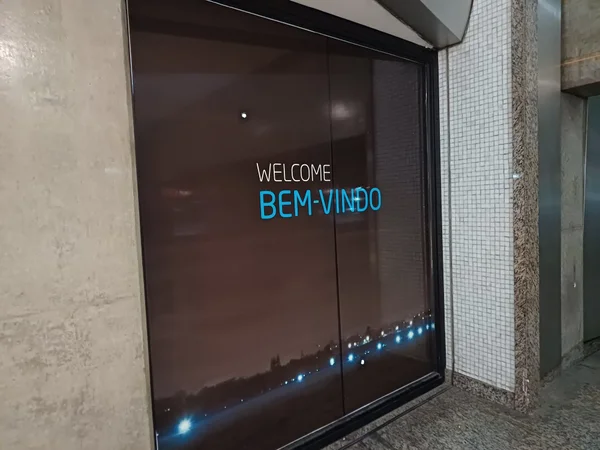 Imagem colorida mostra marca de tiro em vidro do Aeroporto de Guarulhos - Metrópoles