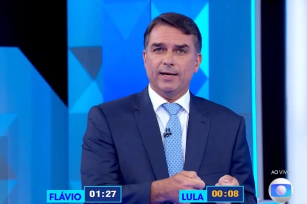 Flávio Bolsonaro durante debate na TV Globo - Metrópoles