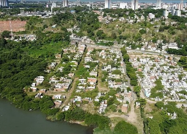 Foto colorida aérea de bairro com risco de colapso em Maceió - Metrópoles - Governo