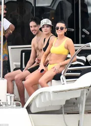 Vazam fotos da cantora Halsey supostamente cheirando cocaína em barco - imagem 5 Vazam fotos da cantora Halsey supostamente cheirando cocaína em barco - imagem 5