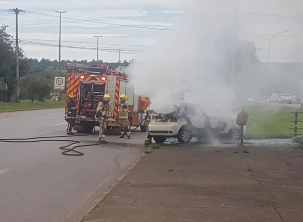DF: motorista é socorrido pelo Samu após carro pegar fogo em movimento