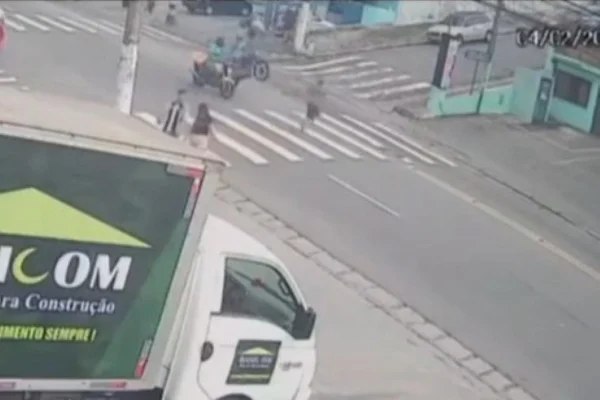Homem dá "grau" em moto e atropela mulher na faixa de pedestres - Metrópoles