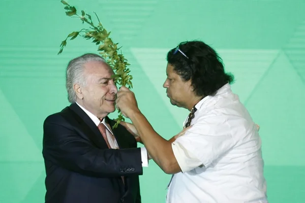Vale tudo? Temer é benzido por pai de santo em convenção do PMDB