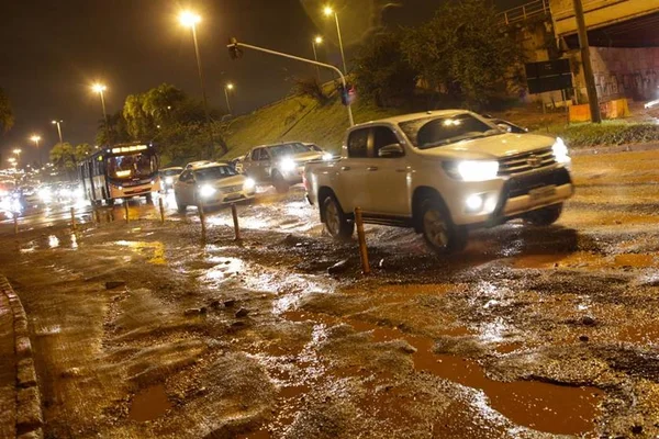Chuva arranca asfalto na marginal da EPTG. DER fará interdição parcial