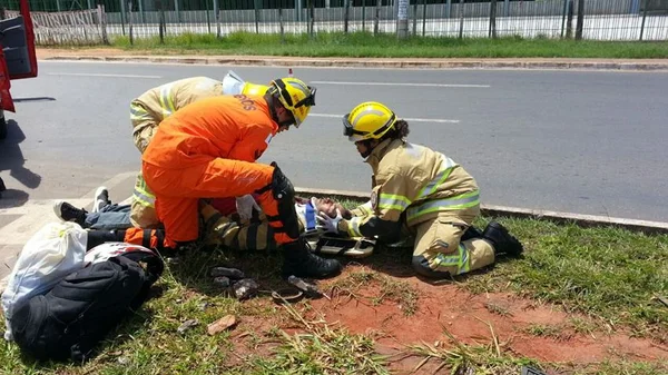 Menores são apreendidos após derrubarem portão durante perseguição