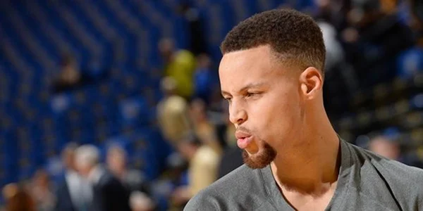 Warriors massacra o Spurs em casa com 37 pontos de Stephen Curry