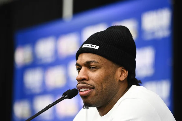 Vídeo: Buddy Hield, armador do Pacers, é multado por gesto obsceno