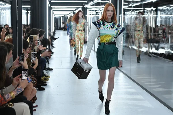Louis Vuitton encerra a Semana de Moda de Paris com tom futurista