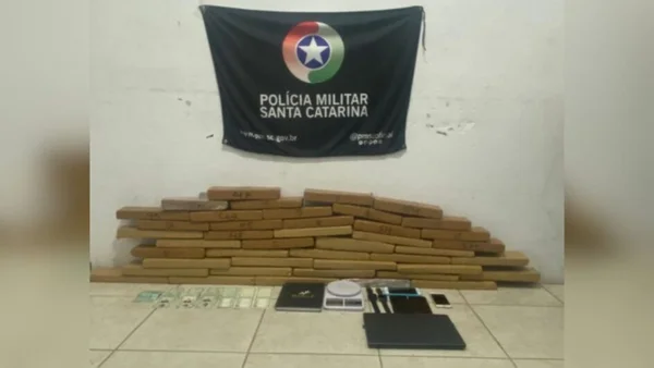 Foto colorida de drogas apreendidas - Metrópoles