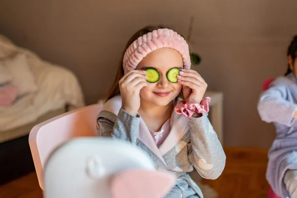 Foto colorida de uma criança fazendo Skincare