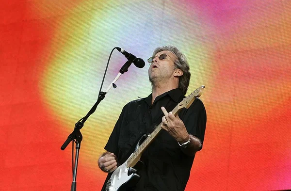 Eric Clapton é filmado em cadeira de rodas no aeroporto de Los Angeles