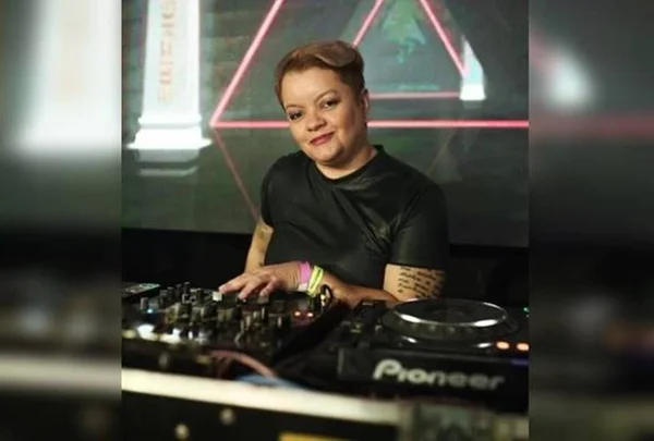 DJ na mesa de som