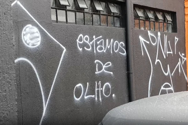 Imagem colorida de pichação em muro de academia. Metrópoles