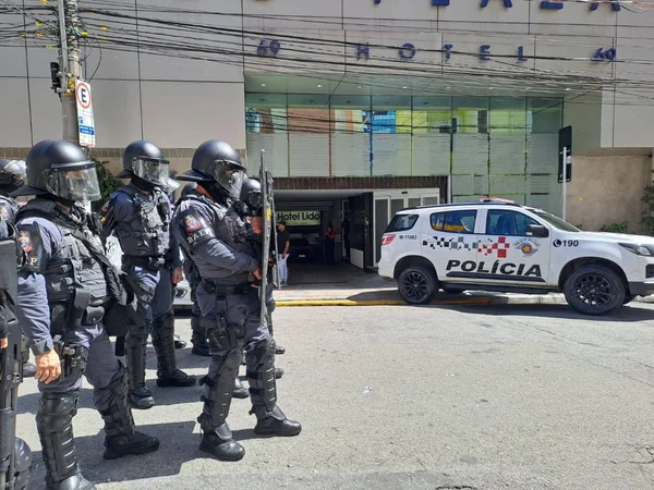foto colorida de PMs em frente à sede do Sindicato dos Motoristas de SP, na Liberdade - Metrópoles