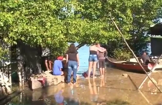Imagem colorida de pessoas em lagoa onde corpo foi encontrado criança desaparecida - Metrópoles