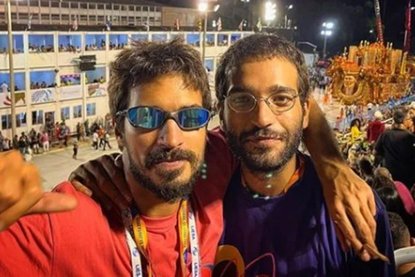 Foto colorida de Thales Junqueira e Humberto Carrão