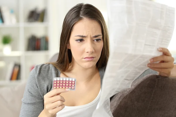 Mulher segura tabela de contraceptivo - Metrópoles