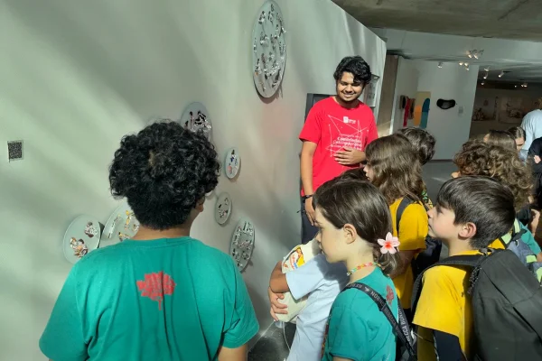 Foto colorida mostra alunos em mostra Constelações Contemporâneas