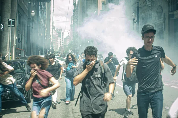 Foto colorida mostra dispersão de manifestantes em ato contra privatização da CPTM