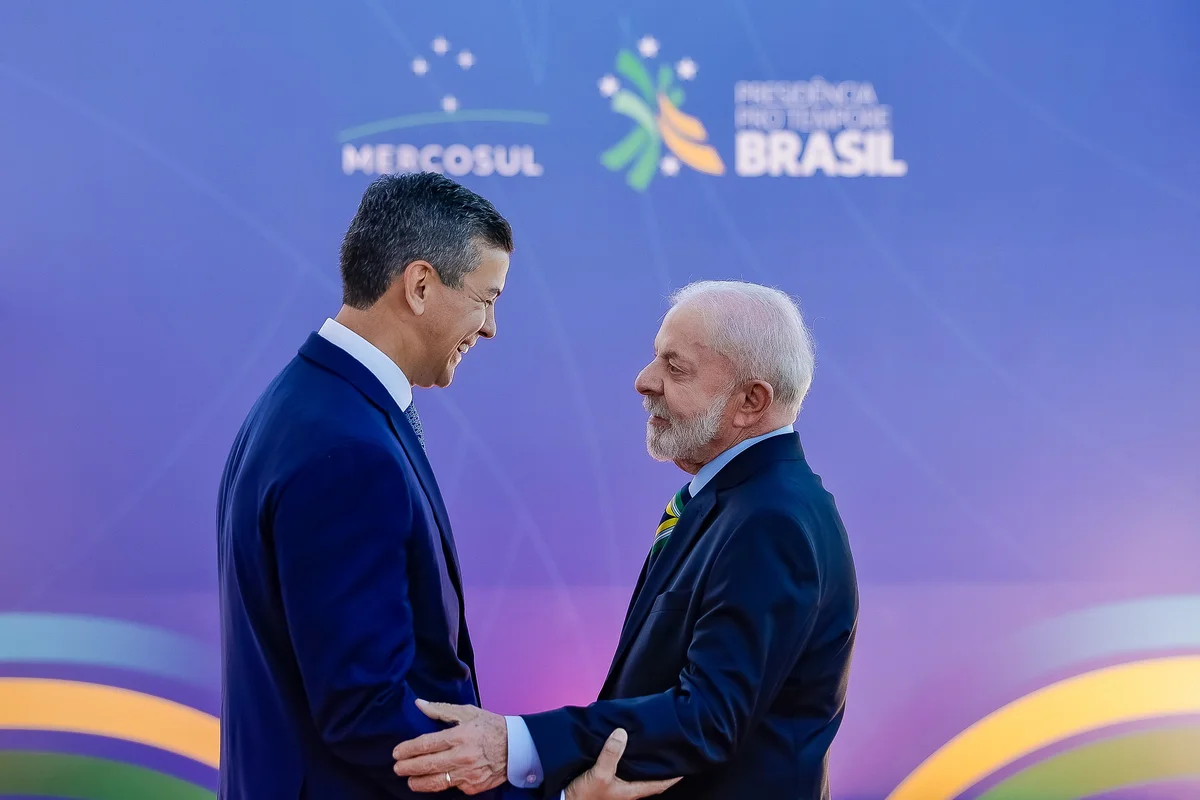 No Paraguai, Lula parabeniza presidente por vitória do país na Copa