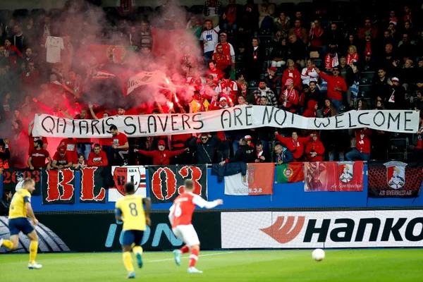 Torcida do Braga ergue faixa contra empresa liderada pelo dono do PSG
