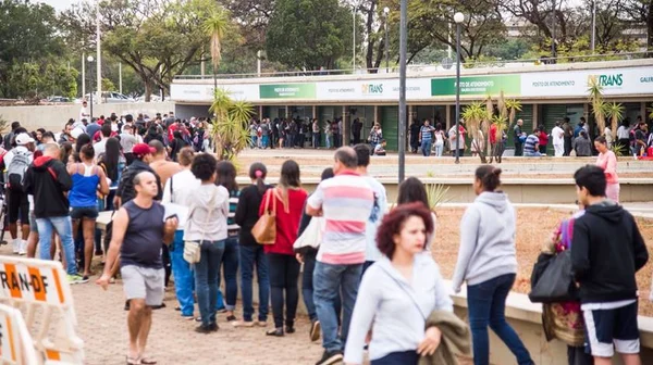 Alunos madrugam em fila para desbloquear cartão do passe livre no DF