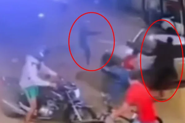 Câmera flagra execução de homens cercados em carro, em rua movimentada