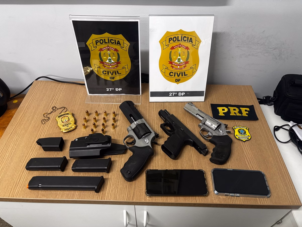 Mesa com várias armas expostas