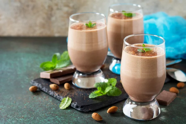 Mousse de chocolate amargo caseiro sobre fundo de pedra ou ardósia.