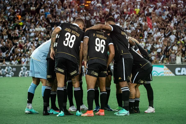 Imagem colorida dos jogadores do Vasco reunidos - Metrópoles
