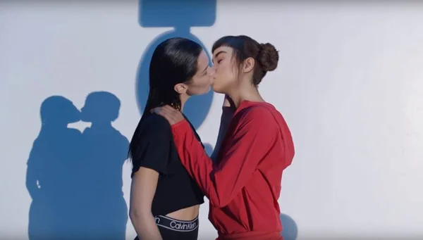 Beijo entre Bella Hadid e modelo virtual é motivo de polêmica