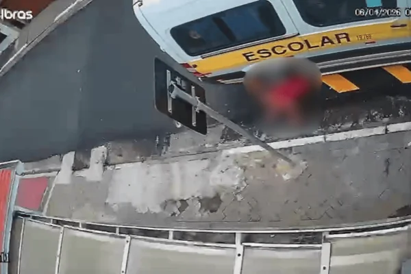 Imagem colorida de mulher idosa sendo atropelada por van escolar - Metrópoles