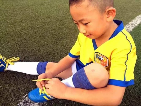 Com 33 escolas em províncias, Ronaldo Fenômeno ensina futebol na China