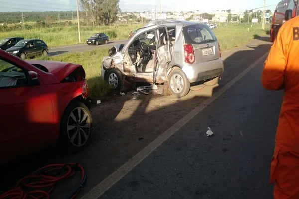 Mulher morre em acidente na BR-070, na altura do Setor de Oficinas