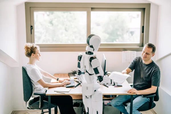Imagem colorida de um robô em um ambiente de trabalho- Metrópoles