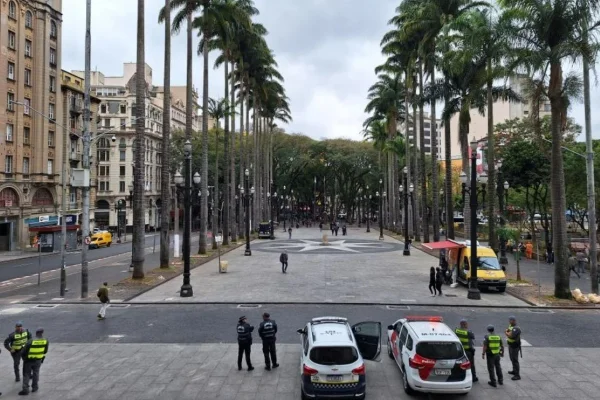 Imagem mostra agentes de segurança pública em praça - Metrópoles