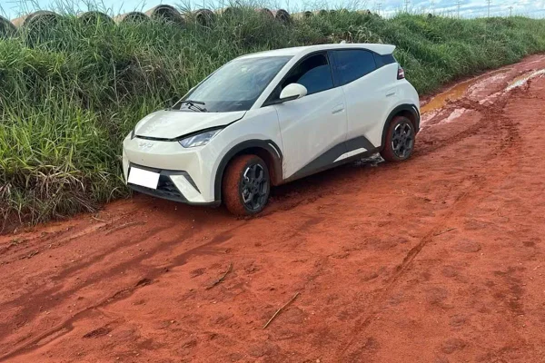 carro elétrico abandonado