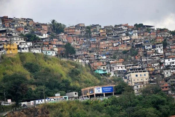 Turista argentina é baleada ao entrar por engano em morro do RJ