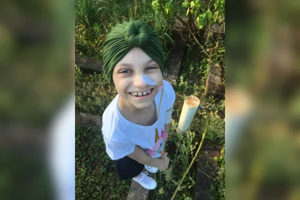 Câncer no cérebro em menina de 8 anos foi confundido até com escoliose (3)