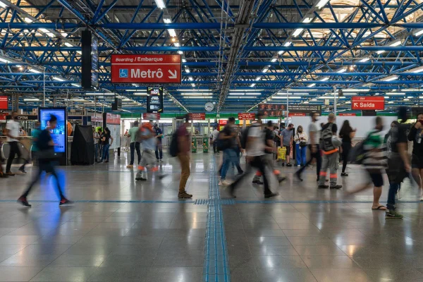 Imagem colorida mostra estação de trem e metrô em São Paulo; transporte 24 horas - Metrópoles