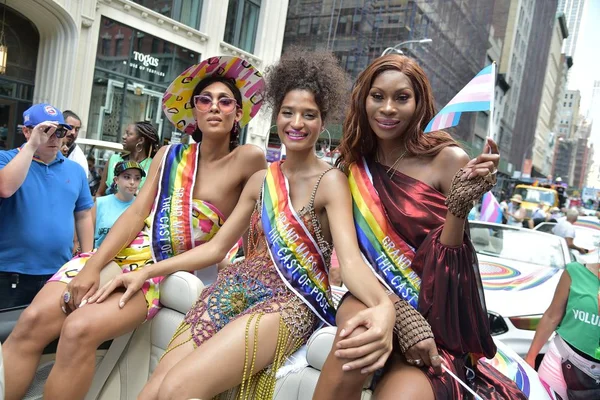 Mj Rodriguez, Indya Moore e Dominique Jackson na Parada Gay de Nova York