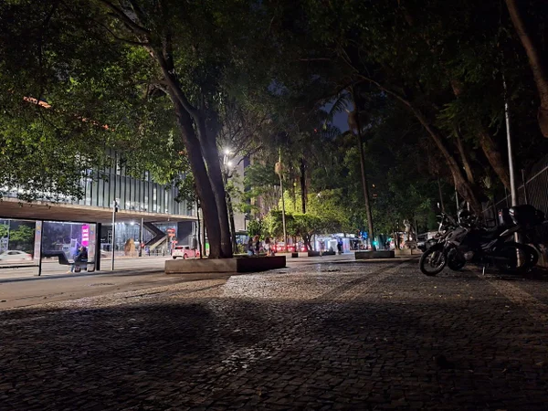 Imagem mostra avenida em período noturno - Metrópoles